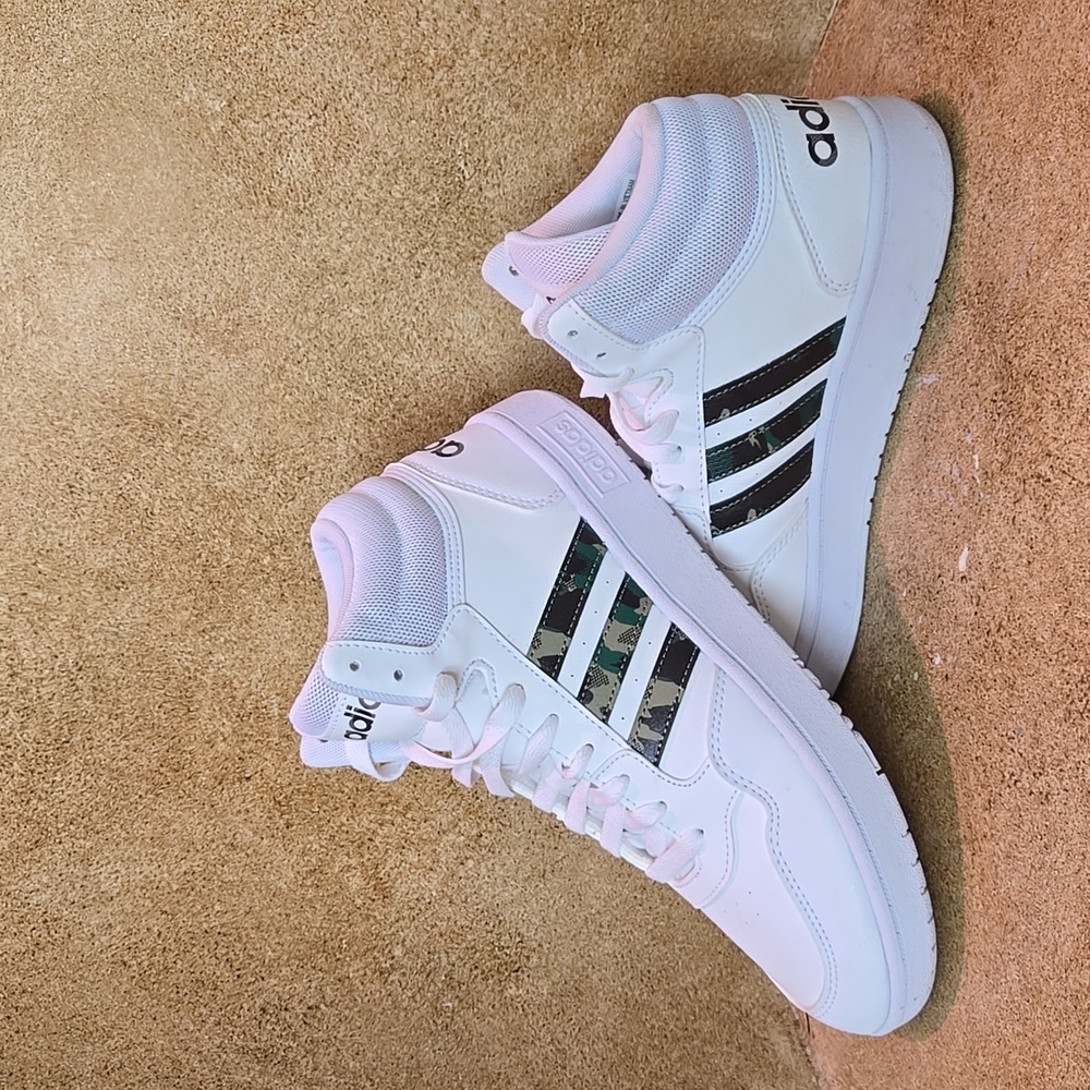 Boys Adidas High Top Sneakers size 7-NWOT